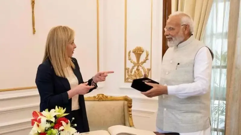 جورجا ملونی هدایای دیپلماتیک میلیاردی را به مزایده گذاشت؛ از اره‌برقی تا سرویس چای شگفت‌انگیز!