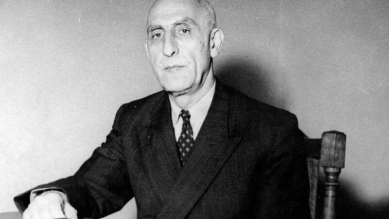 لحظه‌ای نادر و تاثیرگذار: بوسه تاریخی مصدق بر دستان ثریا اسفندیاری که همه را شگفت‌زده کرد!