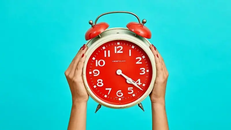 ساعت درونی بدن چگونه ما را پیش از زنگ ساعت بیدار می‌کند؟