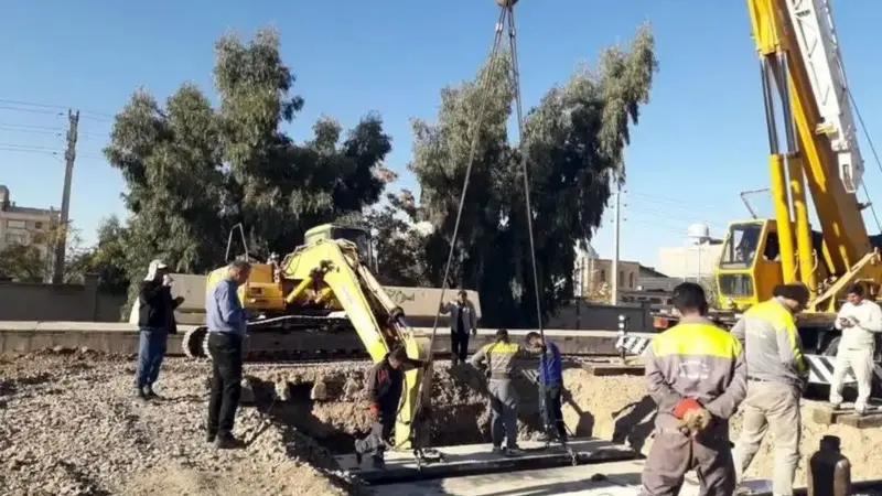 کارگران پروژه راه‌آهن اسلامشهر: هنوز حقوق مردادماه را نگرفته‌ایم و بیمه‌مان نادیده گرفته شده است!