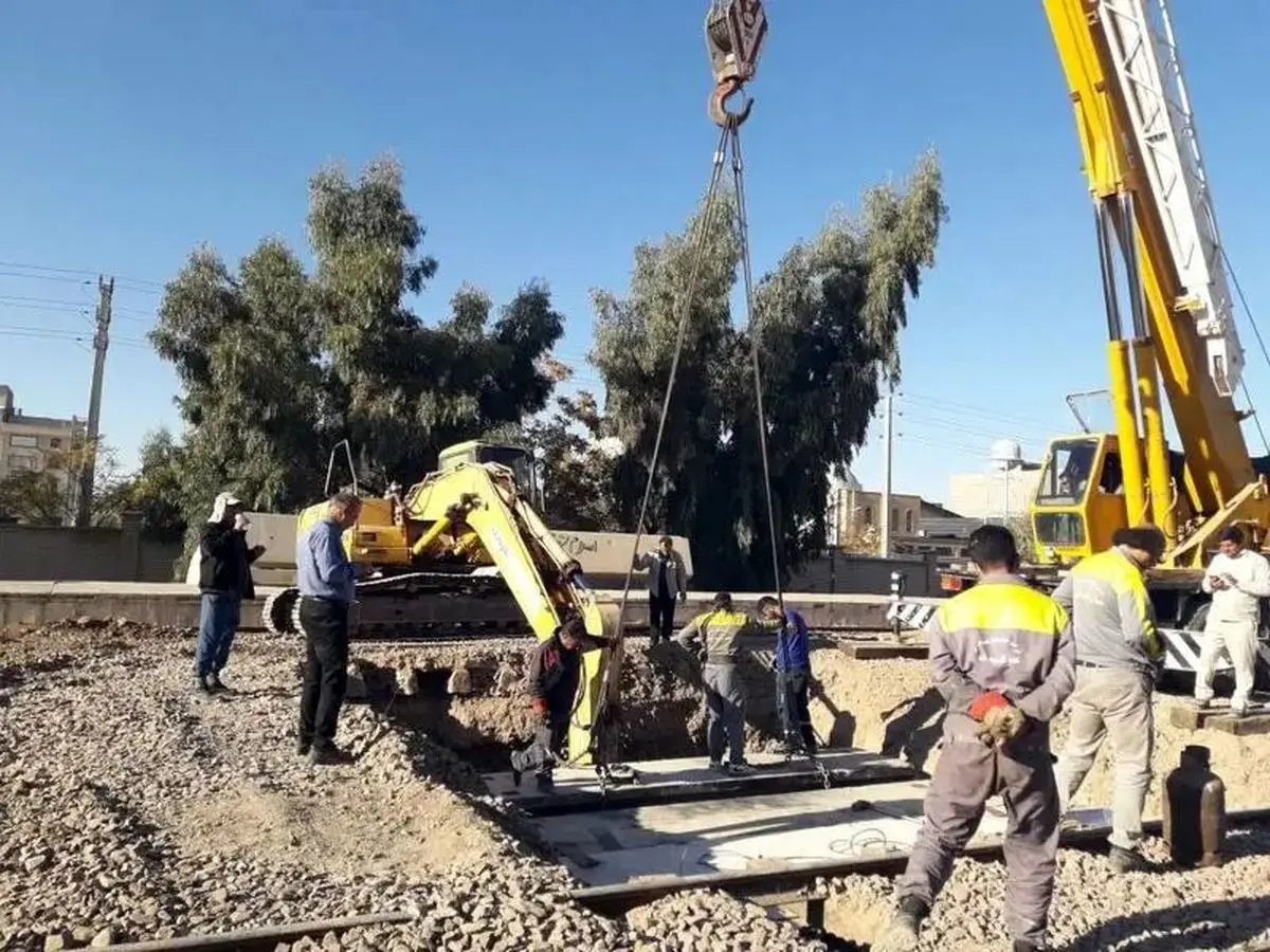 کارگران پروژه راه‌آهن اسلامشهر: هنوز حقوق مردادماه را نگرفته‌ایم و بیمه‌مان نادیده گرفته شده است!