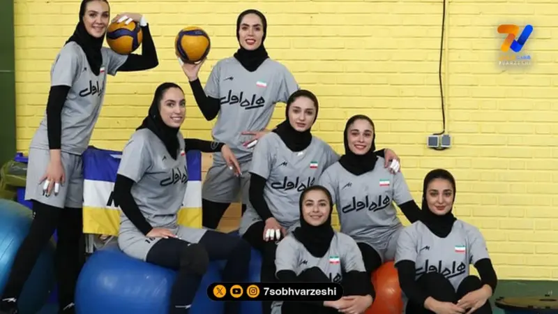 استایل متفاوت و جذاب دختران والیبالیست ایرانی با چادرهای گل‌گلی در امامزاده صالح