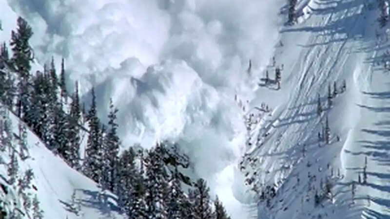 بارش بی‌سابقه برف در نطنز؛ کوهنوردی به طور کامل ممنوع شد!