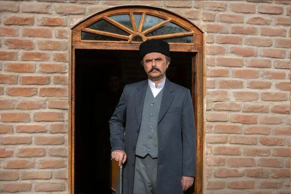 علی مصفا، بازیگر محبوب، ناگهان از سریال «بامداد خمار» جدا شد؛ دلیل اختلاف مالی چیست؟