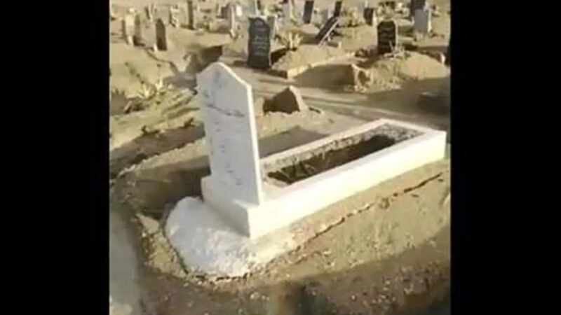 بارندگی شدید، قبرستان تاریخی قشم را در معرض نابودی قرار داد!