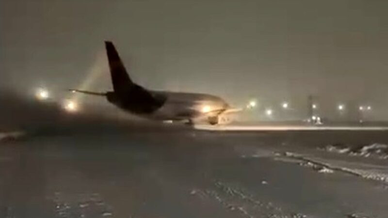 تلاش شبانه‌روزی در فرودگاه مشهد برای عبور از کولاک برف سنگین!