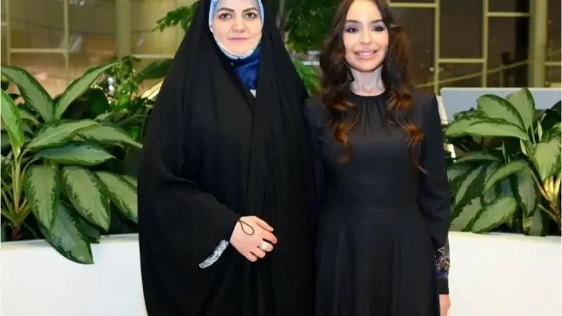 چرا نام دختر پزشکیان در سفر به باکو از زهرا به عایشه تغییر کرد؟ واکنش جنجالی رسانه‌ها و کاربران!