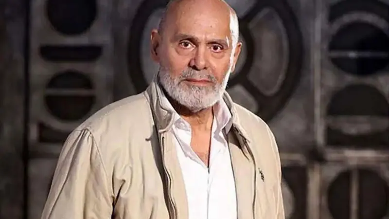 جمشید هاشم پور در ۲۷ سالگی با صدایی متفاوت در نقش خواننده کافه‌ای ظاهر شد!