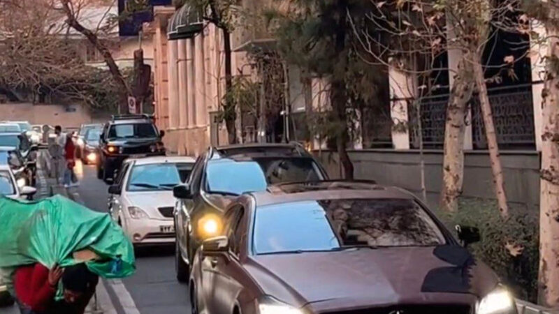 تصویر تکان‌دهنده از خیابان فرشته؛ مرسدسی لوکس و مردی خسته در یک قاب!