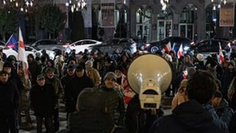 تفلیس در آستانه انفجار؛ تجمع میلیونی مخالفان دولت بار دیگر خیابان‌ها را پر کرد!