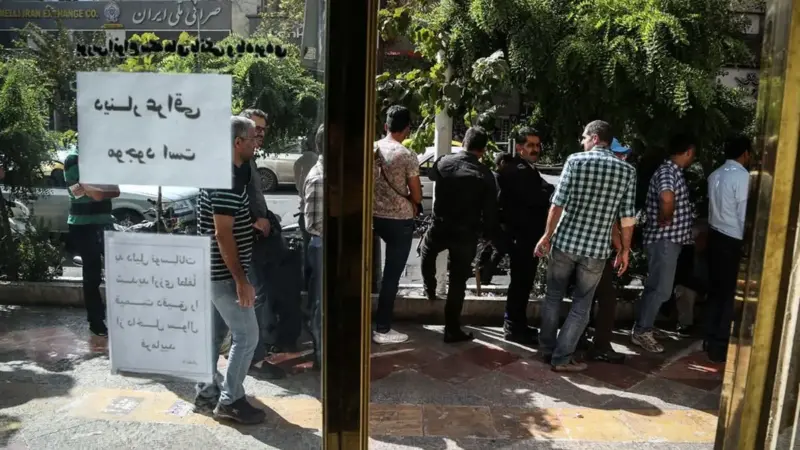 تجمع اعتراضی بازاریان تهران به افزایش شدید قیمت ارز و طلا/ ویدئو
