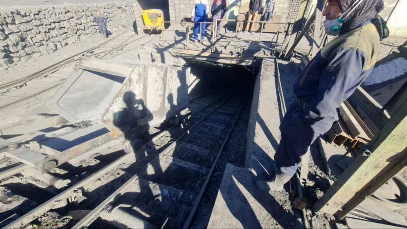 محبوس شدن ۲۴ نفر در ریزش معدن بافق