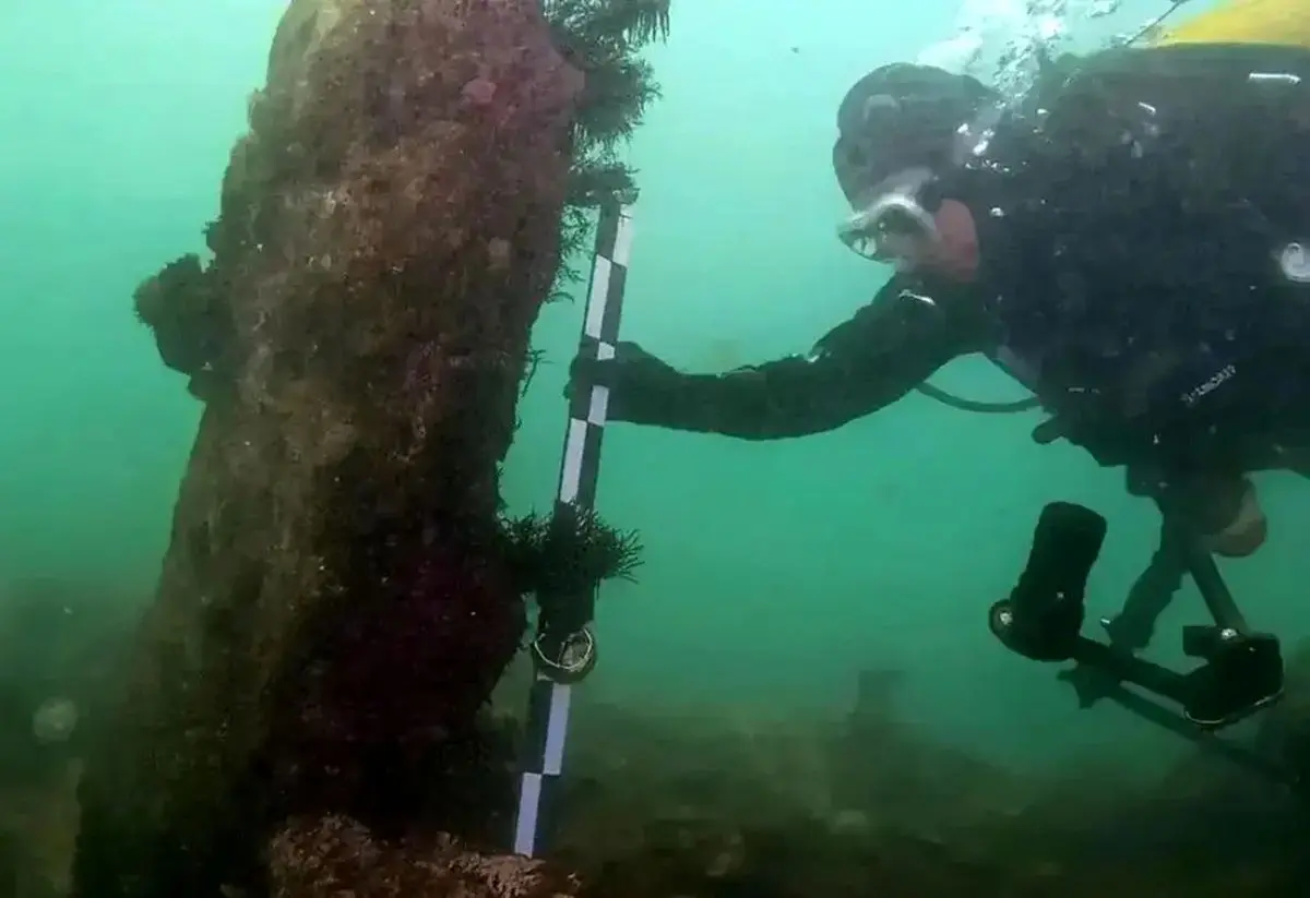 کشف دیوار سنگی ۷۸۰۰ ساله زیر امواج فرانسه که تاریخ خط ساحلی اروپا را تغییر می‌دهد!