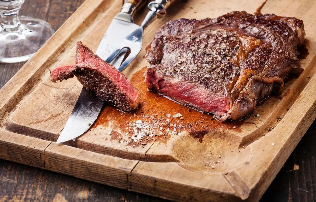 راز آشپزهای حرفه‌ای: چرا استیک‌ها را ابتدا در فر و سپس سرخ می‌کنند؟