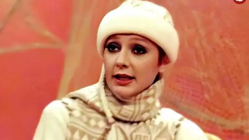 لحظه‌ای که گوگوش در مراسم خاکسپاری مهستی اشک ریخت؛ سفر به سال 86