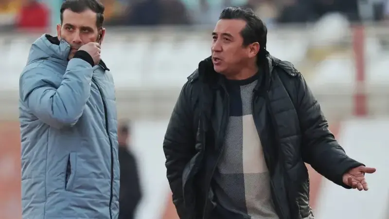 خداداد عزیزی با فریادی پرتنش خطاب به بیژن حیدری: «بیا پای مانیتور!» دربی پرحاشیه تراکتور-پرسپولیس