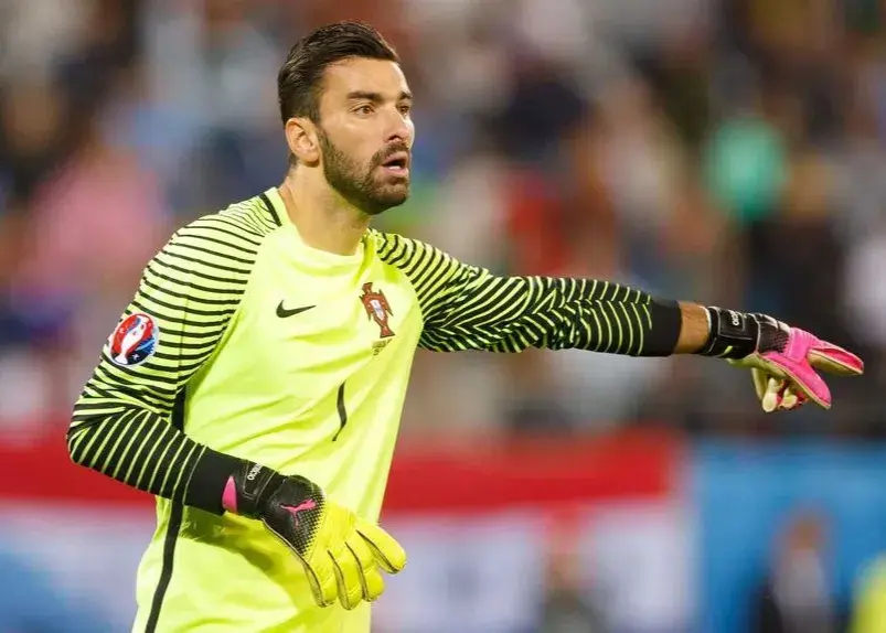 رسمی: خداحافظی دروازه‌بان پرتغالی از فوتبال - وب‌گردی