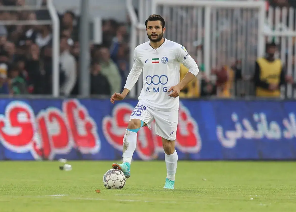 عارف غلامی در جدال نفس‌گیر استقلال، سرش را قربانی کرد و داور دیر واکنش نشان داد!