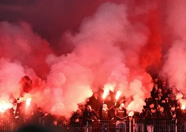 فوتبال آلمان در آتش سیاست؛ هواداران با ترک دسته‌جمعی ورزشگاه شوک آفریدند!