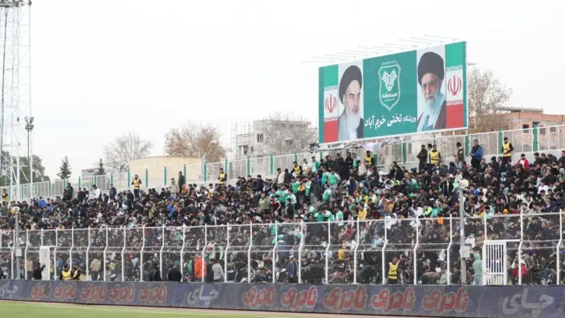 شوک در خرم‌آباد؛ پرتاب اشیا بازی حساس خیبر و استقلال را متوقف کرد!