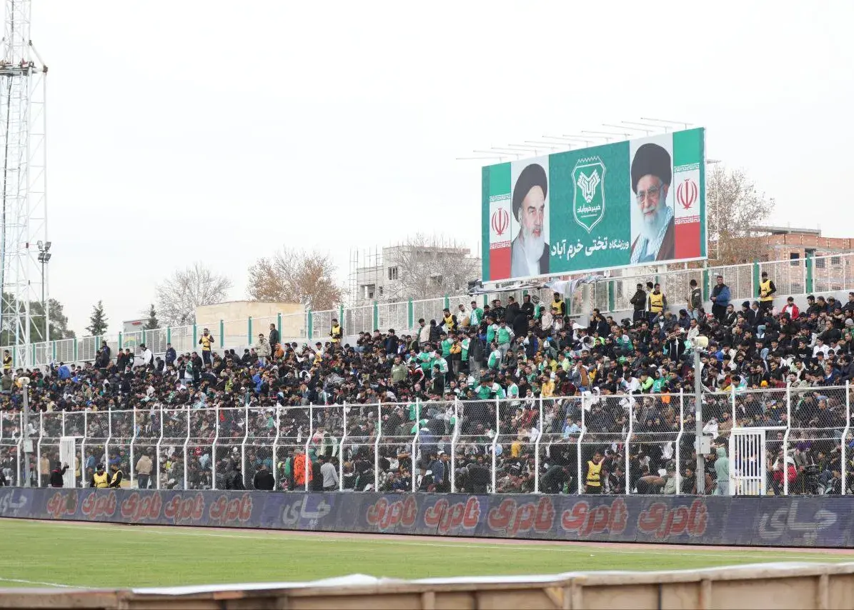 شوک در خرم‌آباد؛ پرتاب اشیا بازی حساس خیبر و استقلال را متوقف کرد!