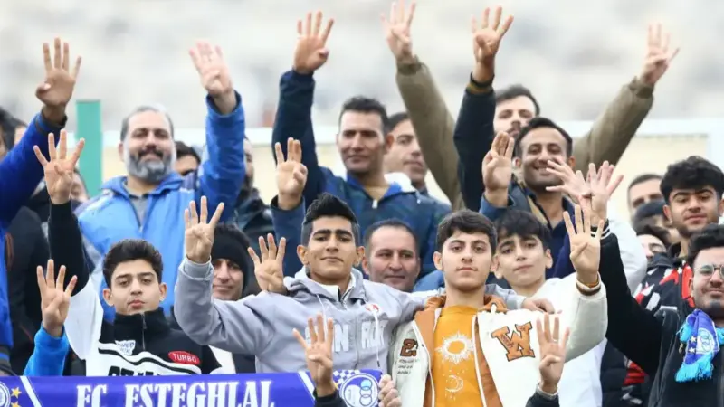 هواداران استقلال در سرمای خرم‌آباد؛ تیم محبوب را تنها نگذاشتند!