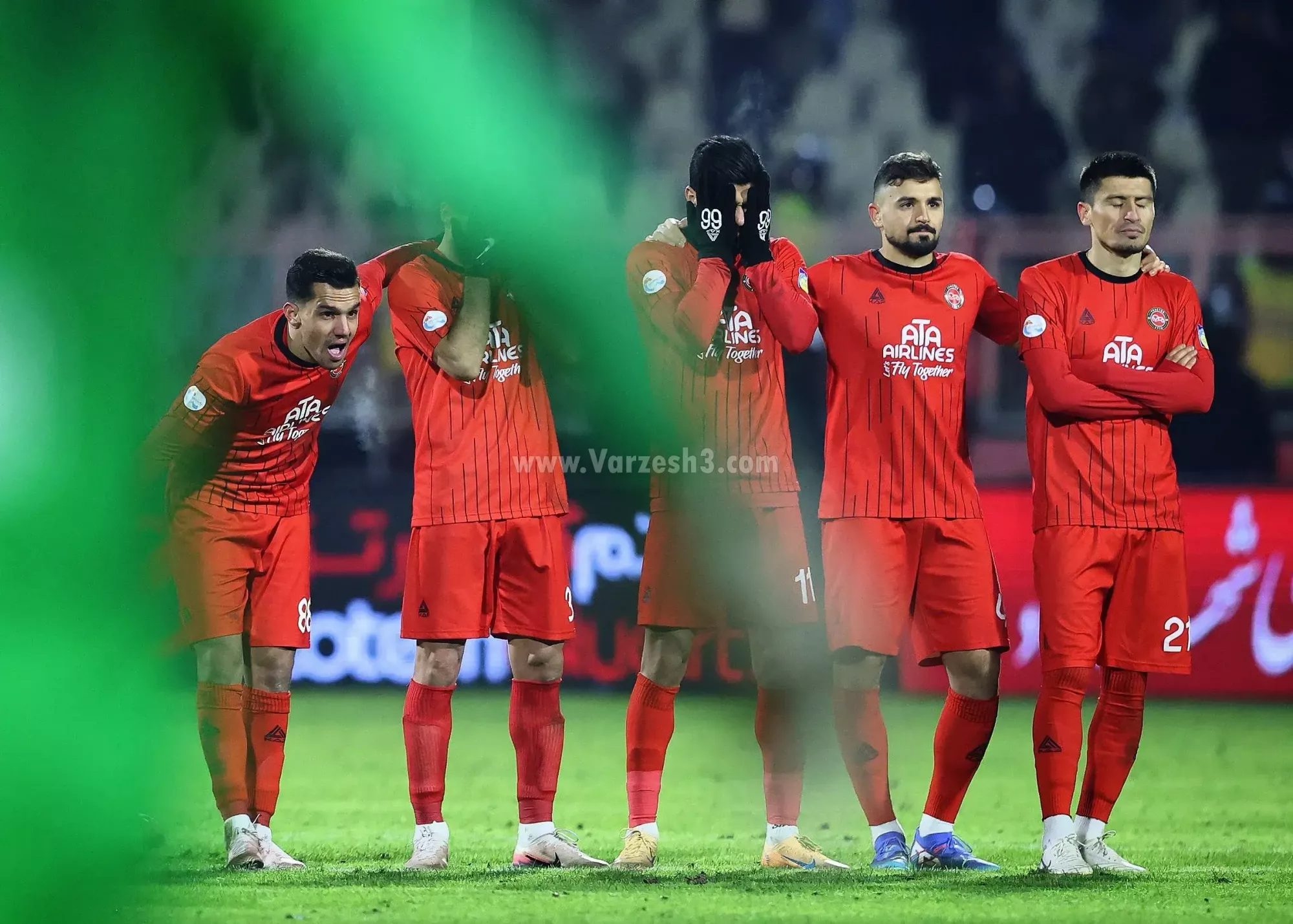 خبرنگاران در سرمای زیر صفر، چشم‌انتظار دیدار تراکتور اما از دید محروم شدند!