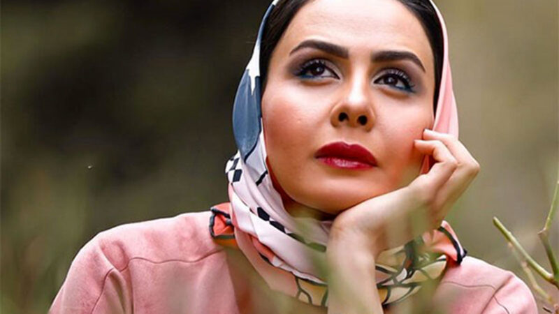 سارا والیانی با ژاکت چرمی قرمز اناری؛ استایلی جسورانه که همه را مات کرد!