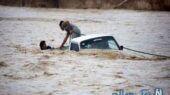 نجات معجزه‌آسا در سیل طبس؛ هلال احمر چگونه جان سرنشینان خودرو را در امواج خروشان گرفت؟