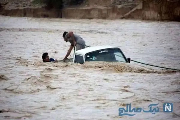 نجات معجزه‌آسا در سیل طبس؛ هلال احمر چگونه جان سرنشینان خودرو را در امواج خروشان گرفت؟