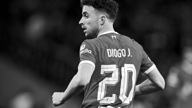 لحظه‌ای که فوتبال برای ستاره فقید لیورپول و وولورهمپتون سکوت کرد؛ یادبود احساسی ژوتا با حضور پسرانش