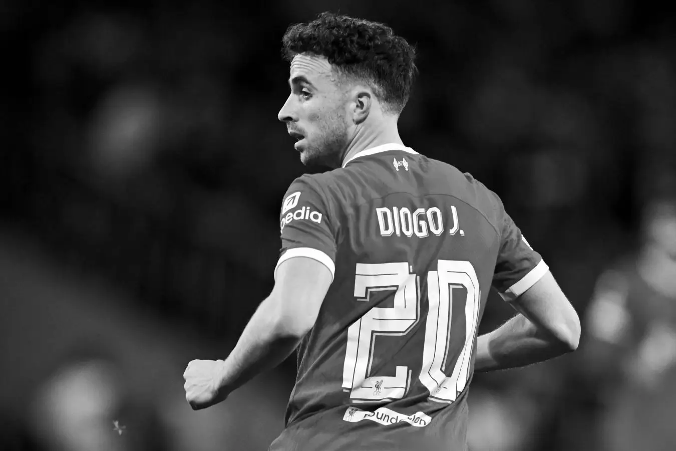 لحظه‌ای که فوتبال برای ستاره فقید لیورپول و وولورهمپتون سکوت کرد؛ یادبود احساسی ژوتا با حضور پسرانش