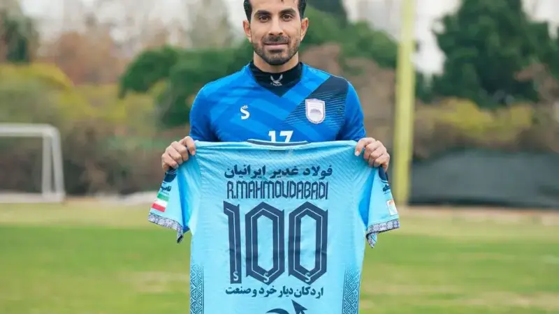 اهدای پیراهن شماره یکصد به ستاره چادرملو