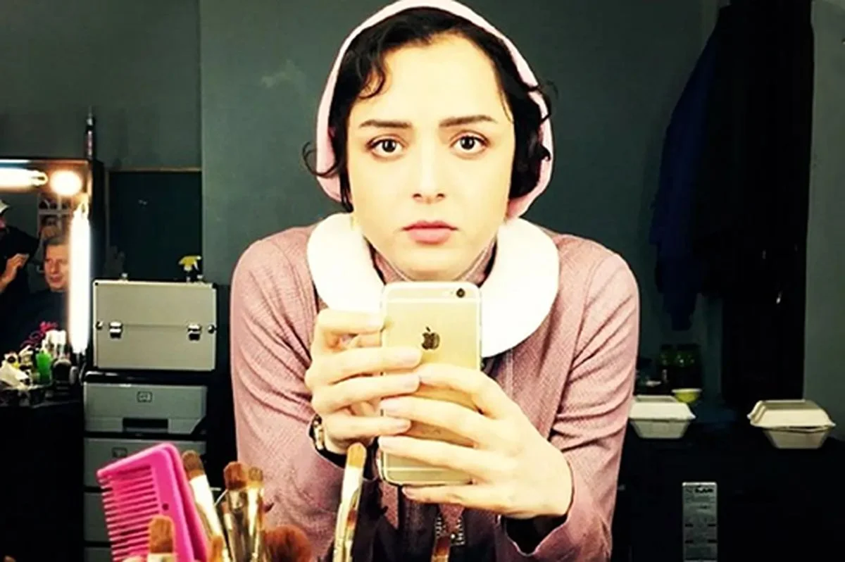 قاب زیرخاکی از کودکیِ ترانه علیدوستی روی دوش پدرش