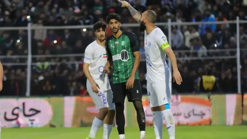 سُر خوردن عجیب مدافع خیبر؛ بازی به نفع استقلال تغییر کرد!