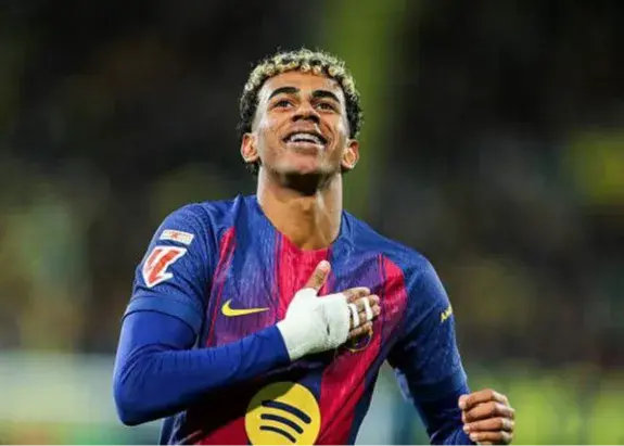 هدیه بی‌نظیر لامین یامال به کودکان فوتبال‌باز ساحل دبی در کریسمس!