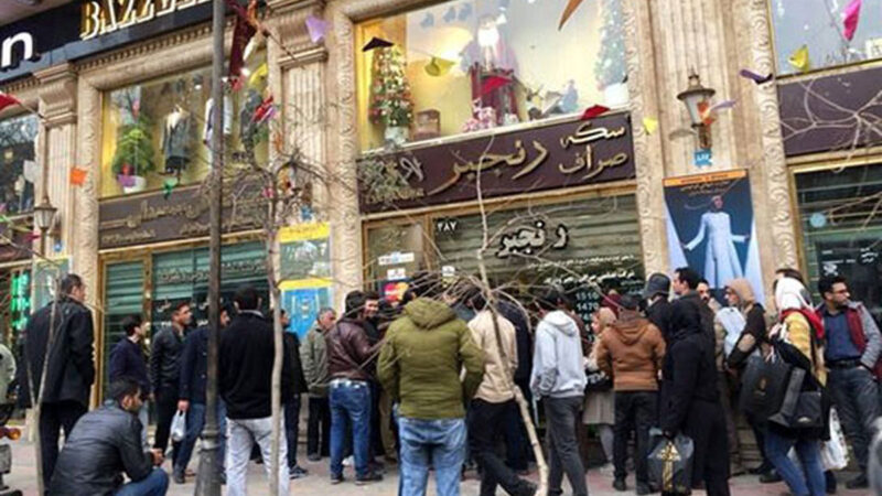 نرخ دلار و طلا در نوسانی دیوانه‌کننده؛ قیمت‌ها در هر دقیقه تغییر می‌کنند!