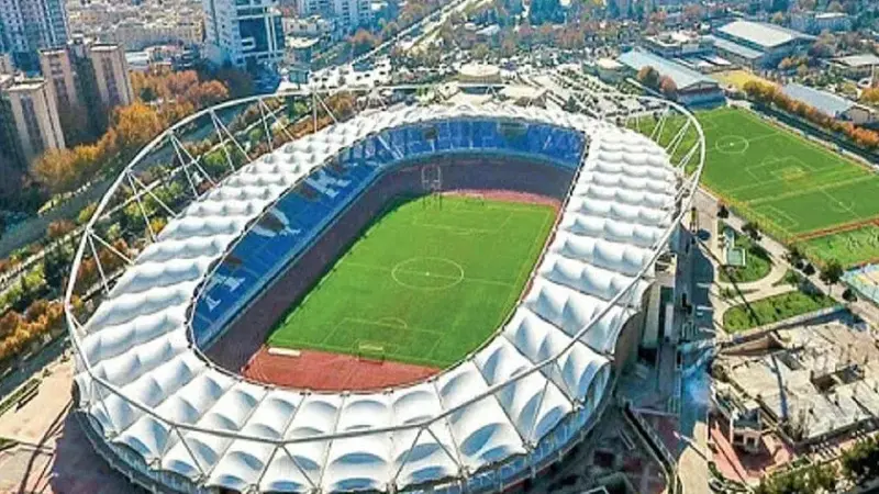 بازدید سرزده مربیان استقلال از چمن ورزشگاه مشهد؛ آیا بازی حساس تغییر می‌کند؟