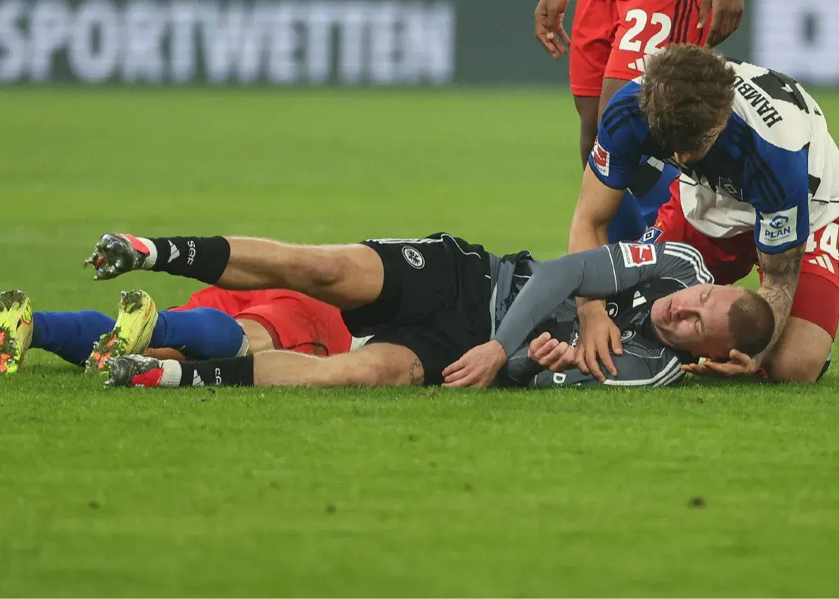 نجات جان بازیکن حریف توسط ستاره ۱۸ ساله در لحظه‌ای نفس‌گیر بوندس‌لیگا