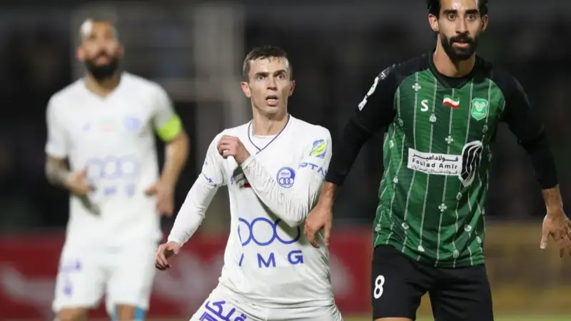 واکنش جنجالی یاسر آسانی به پرتاب نوشابه در بازی خیبر و استقلال!