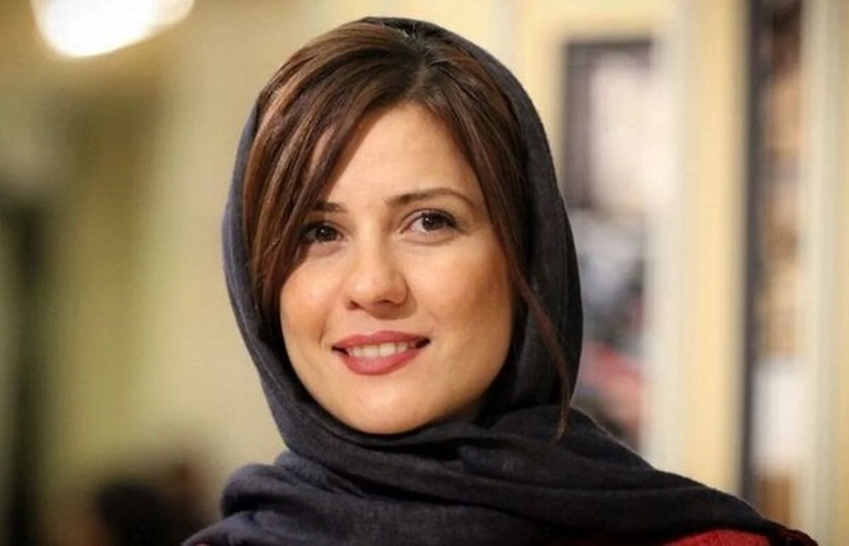 سارا بهرامی با استایل مونوکروم خاکستری در جشنواره ۲۵ همه را مات کرد!