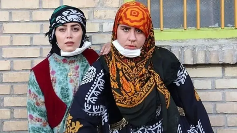 روناک نون‌خ با یک استایل رسمی در نمایشگاه نقاشی