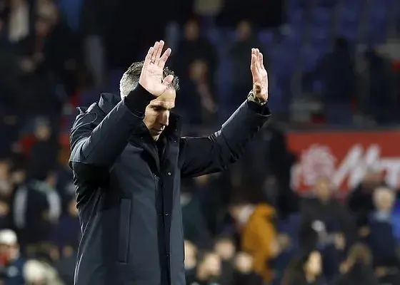 رابین فن‌پرسی در بحران؛ فاینورد با هشتمین شکست متوالی در آستانه سقوط!