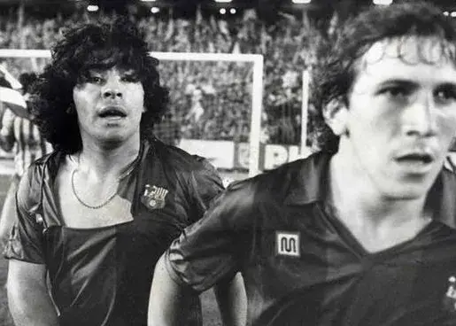 پیراهن پاره مارادونا که تاریخ فوتبال را متحول کرد، به حراج گذاشته شد!