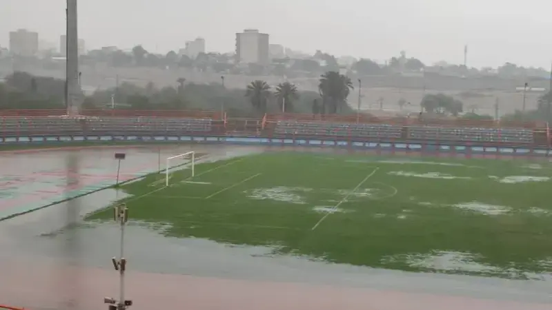 ورزشگاه خلیج فارس بندرعباس زیر سیل باران غرق شد؛ دیدار استقلال در خطر جدی!