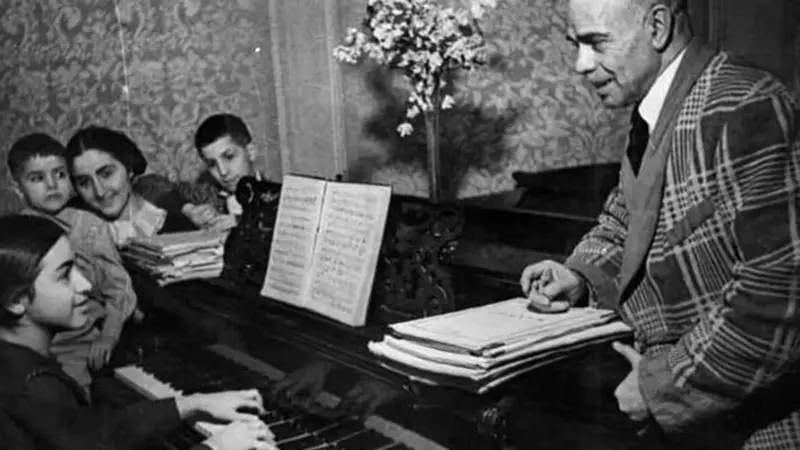 راز ماندگاری ابوالقاسم لاهوتی؛ از مبارزه با استبداد تا قهرمان فرهنگی تاجیکستان