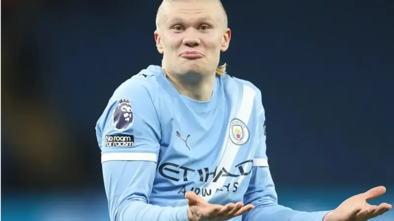 ویدیوی بامزه هالند هنگام غذا خوردن؛ قدرت یک خرس در رختکن سیتی!