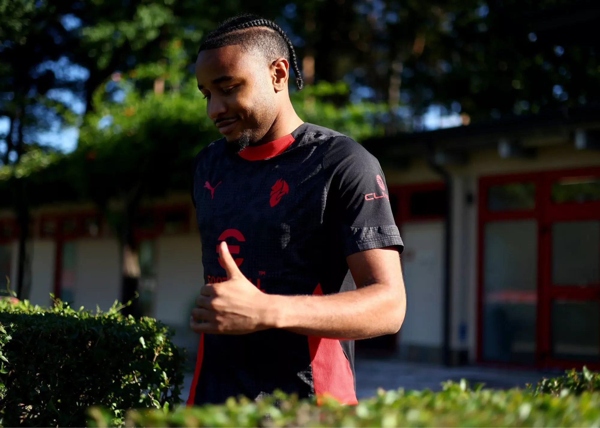 چرا ستاره ۴۲ میلیون یورویی میلان هنوز در فهرست فروش نیست؟ راز تردیدهای بزرگ در آستانه ژانویه