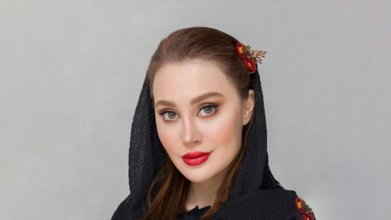 آرام جعفری تازه عروس سینما با استایل اروپایی و جذاب در کنار درخت کریسمس!