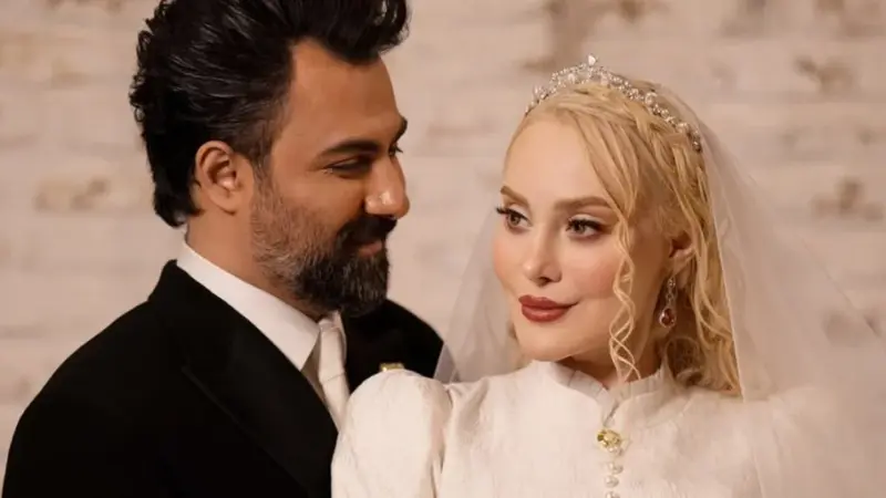 آرام جعفری با استایل نقره‌ای زمستانی و درخت تزئین‌شده‌اش همه را شگفت‌زده کرد!